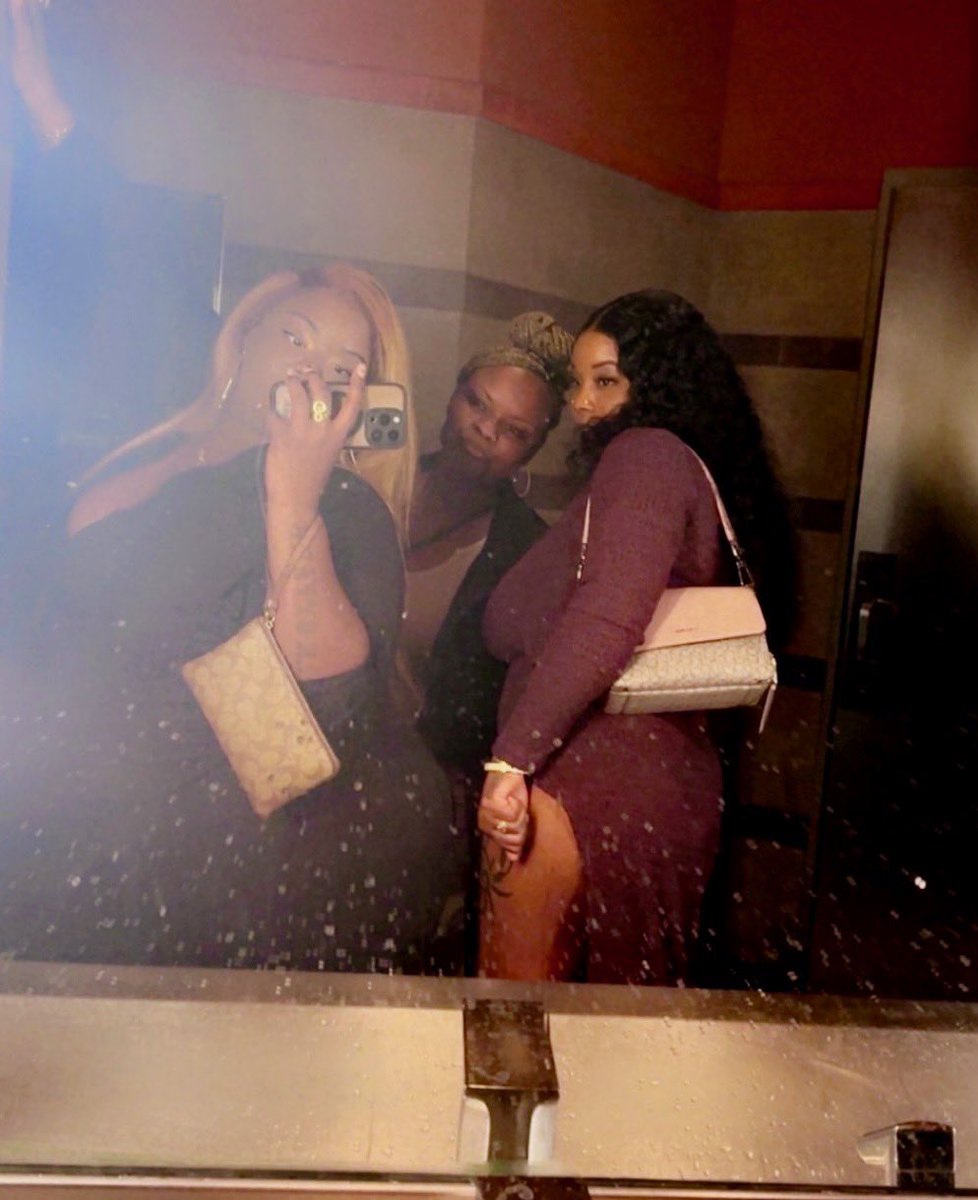 carmelblunt's tweet photo. 📍 Las Vegas https://t.co/OlHz5Q7ORD