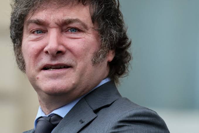 logicacosciente's tweet image. Na Argentina, o episódio do $LIBRA merece análise. O presidente Milei promoveu uma criptomoeda sem garantias, expondo investidores a riscos. Liderar exige responsabilidade e cautela – independente de alianças.

 #CriseArgentina #LógicaPolítica