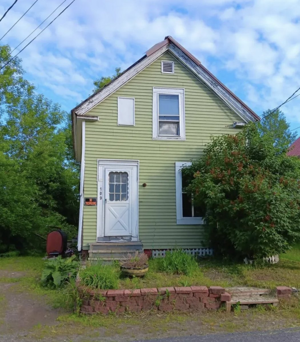 oldhouseunder50's tweet image. oldhousesunder50k.com/under-75k-thur…

UNDER $75K THURSDAY

$69,900

Cozy 2-bedroom #home in #Maine that needs TLC on a lovely lot with #waterview.