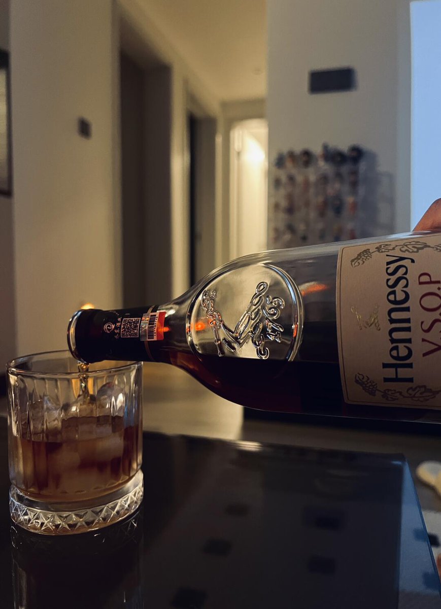 selinna987's tweet photo. Enjoy an exquisite night with iced Hennessy VSOP. #whiskey #spirits #wine #cocktail #bartending #drinks #alcoholicbeverages #nightlife #exquisitelife #highqualitylife #leisuretime #relax #enjoy #goodtime #drinking https://t.co/fSSeTmtN6a