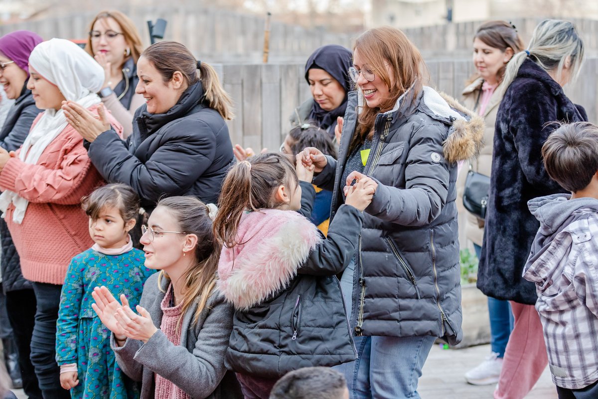 The Human Safety Net France (@thsnfrance) on Twitter photo À Marseille, la force de vente <a href="/generalifrance/">Generali France</a> s'engage auprès du programme #THSN4Families.
Mina, Nathalie, et Christine se sont rendues à la Maison des familles de Marseille le temps d’un après-midi.
Elles partagent leurs expériences dans ce témoignage
↪️shorturl.at/Gta0b À Marseille, la force de vente <a href="/generalifrance/">Generali France</a> s'engage auprès du programme #THSN4Families.
Mina, Nathalie, et Christine se sont rendues à la Maison des familles de Marseille le temps d’un après-midi.
Elles partagent leurs expériences dans ce témoignage
↪️shorturl.at/Gta0b