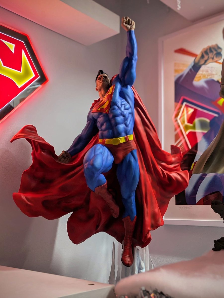 Briank_X's tweet photo. Great fan pic of our Superman statue…Thank you Sideshow for the opportunity #KucharekBrothers #superman https://t.co/mrvb5eAb4M