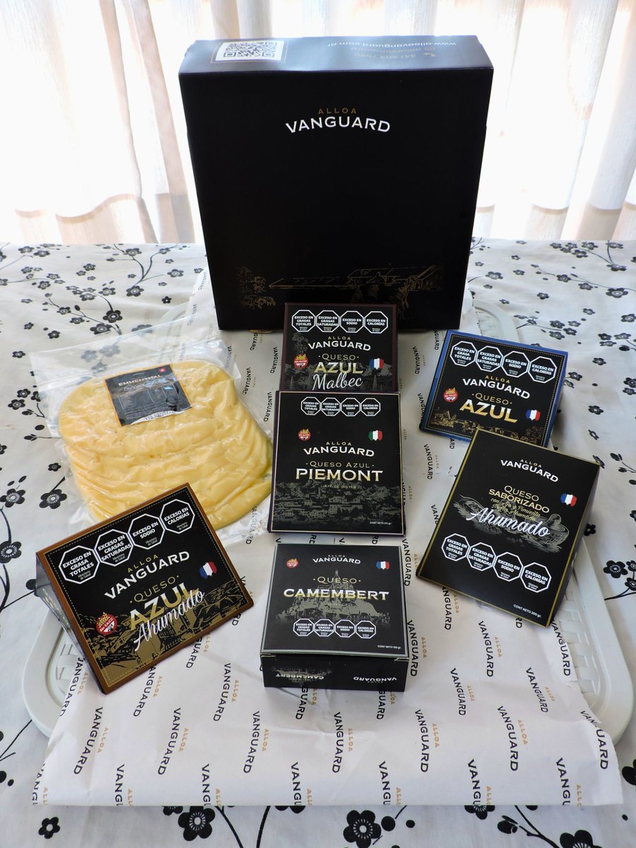 nicolasmaggi87's tweet photo. Me pasó una de esas soñadas: hice un post sobre una marca de roquefort que me gusta mucho, se hizo medio viral, lo vieron los de la empresa y me mandaron una caja INCREIBLE con muchos tipos de queso azul que no sabía siquiera que existían. https://t.co/aVZf6RkOYR
