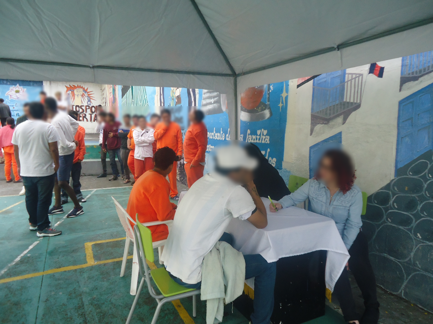 SNAI_Ec's tweet image. #Zona9 | Las profesionales iniciaron la atención y asesoría legal gratuita a las #PPL de cada uno de los pabellones, en un stand ubicado en el patio central de este #CPPL.