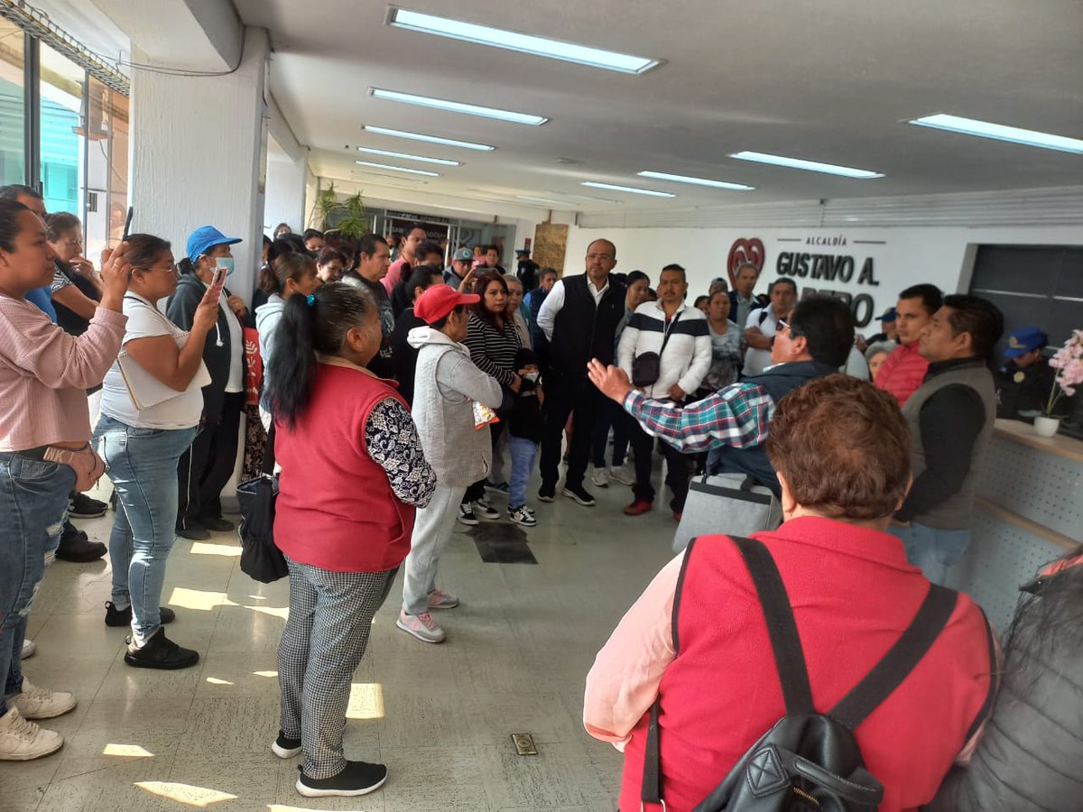 AntorchaCDMX's tweet photo. #EnEstosMomentos
Antorchistas de GAM se manifiestan  en estos momentos en las oficinas de esta alcaldía, para exigir cumplimiento al pliego petitorio. 
Solicitan  al alcalde @yancolozano, intervenga para que sus funcionarios  realmente se pongan a trabajar y a resolver. https://t.co/35vSbV6XPd