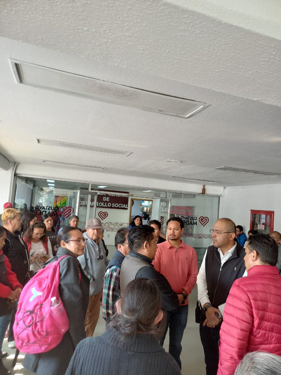 AntorchaCDMX's tweet photo. #EnEstosMomentos
Antorchistas de GAM se manifiestan  en estos momentos en las oficinas de esta alcaldía, para exigir cumplimiento al pliego petitorio. 
Solicitan  al alcalde @yancolozano, intervenga para que sus funcionarios  realmente se pongan a trabajar y a resolver. https://t.co/35vSbV6XPd