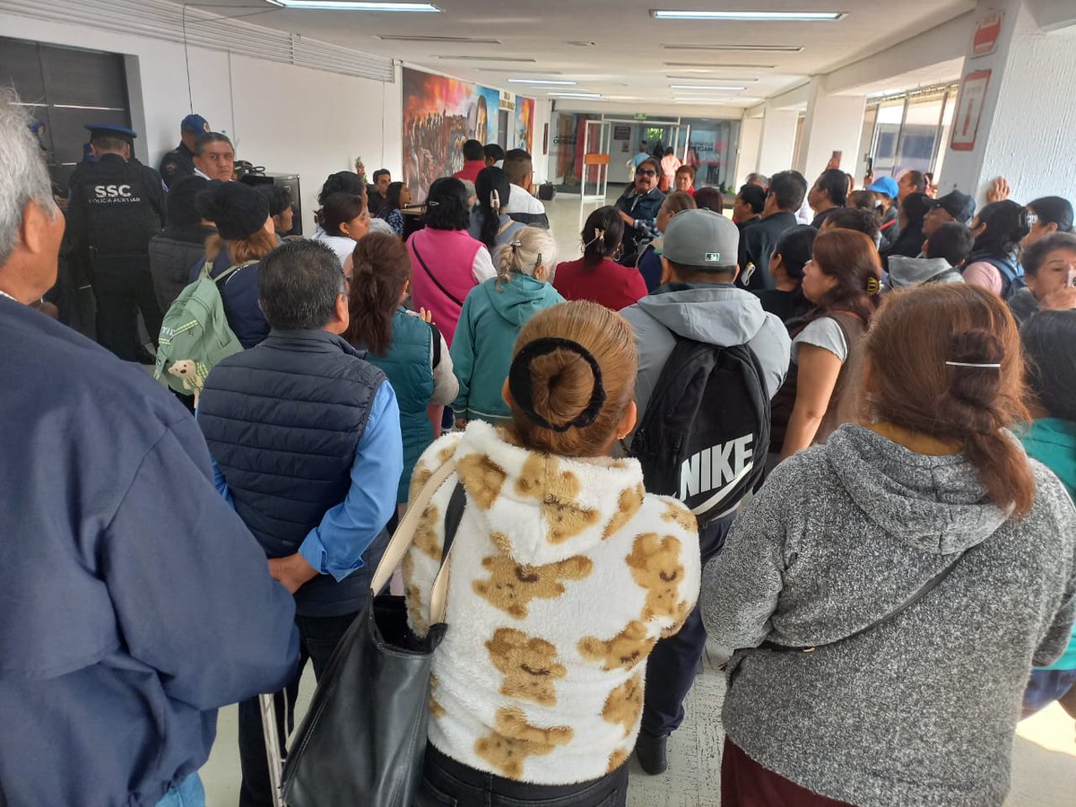 AntorchaCDMX's tweet photo. #EnEstosMomentos
Antorchistas de GAM se manifiestan  en estos momentos en las oficinas de esta alcaldía, para exigir cumplimiento al pliego petitorio. 
Solicitan  al alcalde @yancolozano, intervenga para que sus funcionarios  realmente se pongan a trabajar y a resolver. https://t.co/35vSbV6XPd