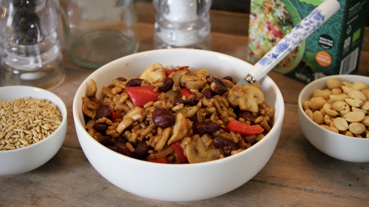 EetmanNL's tweet photo. Haverrijst, daar had ik nog nooit van gehoord. Het is dan ook eigenlijk geen rijst, maar wel een hele gezonde vervanger daarvan. Ik maakte er dit hoofdgerecht met met champignons, bonen en paprika mee.

https://t.co/2gY4nKuQNZ https://t.co/xQn3XNvRXu