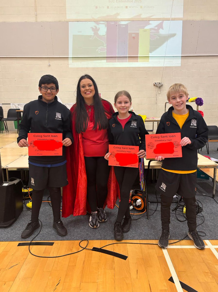 SJC_Languages's tweet photo. Congratulations to Gabriel of #SJCStDavids, Daisy of #SJCMostyn and Rishit of #SJCDeLaSalle for their interpretations of 'Bwyd y Byd i gyd' in the #SJCR13 #SJCWelsh individual recitation competition! Llongyfarchiadau! 🗣 #SJCSeniors #SJCEisteddfod https://t.co/qMuftmspTR