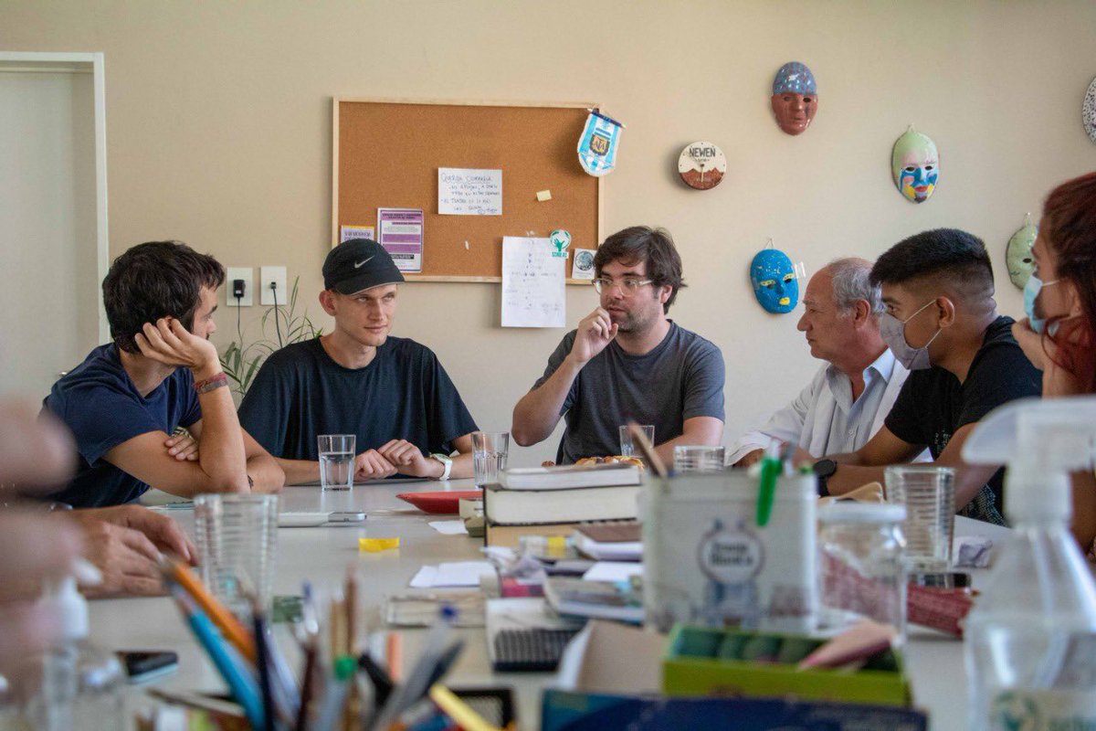 santisiri's tweet photo. celebro y apoyo las palabras de vitalik, que es sin dudas la persona más influyente, legítima y confiable del ecosistema cripto. debería ser un orgullo para los argentinos que elija venir todos los años a codearse con los mejores builders de nuestro país, porque ellos son quienes construyen, se desafían y se sueñan con un futuro mejor.

es en el ecosistema de ethereum donde están los proyectos más serios, los que realmente exploran con ética todo lo bueno que las criptomonedas pueden aportar para transparentar y mejorar la gobernanza. argentina es líder mundial en esto: más de 10 millones de usuarios, una de cada cuatro personas usa cripto, y además hemos creado sistemas que hoy se usan en todo el mundo. 

les dejo de yapa una foto inédita de su visita histórica cuando vino por primera vez al país y visitó una escuela creada por el papa francisco en el barrio mugica. 🫶🇦🇷