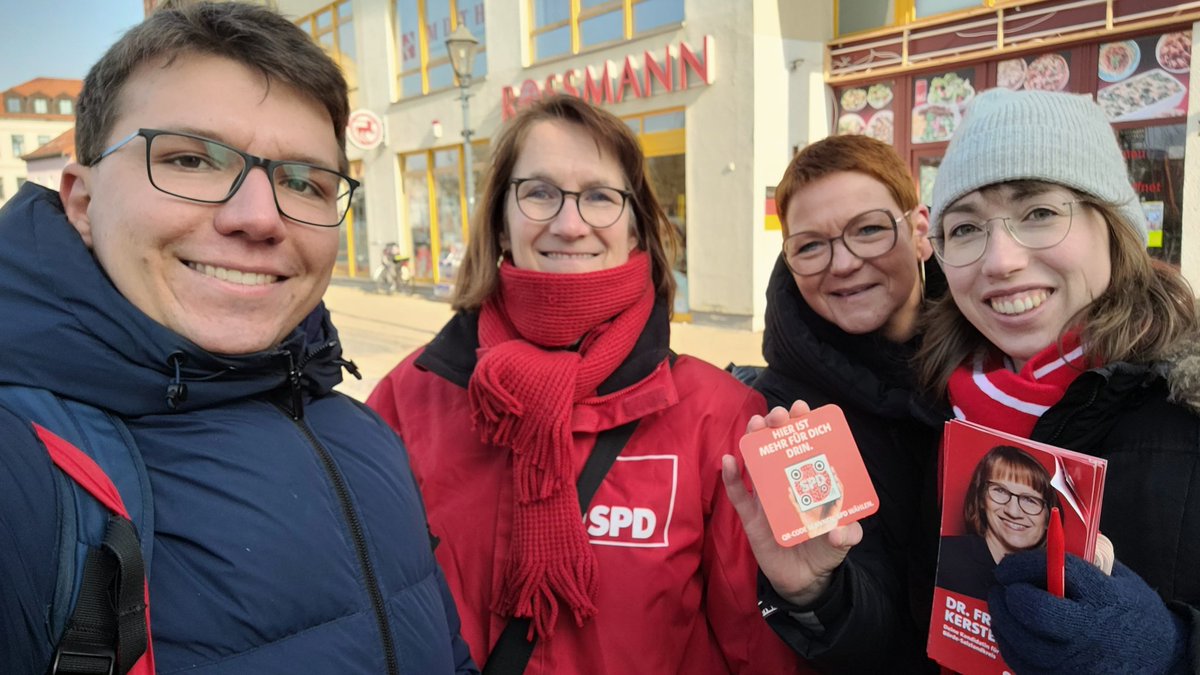 LennartBirth's tweet photo. Wahlkampfendspurt in #Oschersleben mit unserer Bundestagsabgeordneten @FKerstenMdB. Wir haben viele gute Gespräche mit den Menschen geführt. Geht am Sonntag wählen, jede Stimme zählt! #BTW2025 https://t.co/8tquJ2ww9p