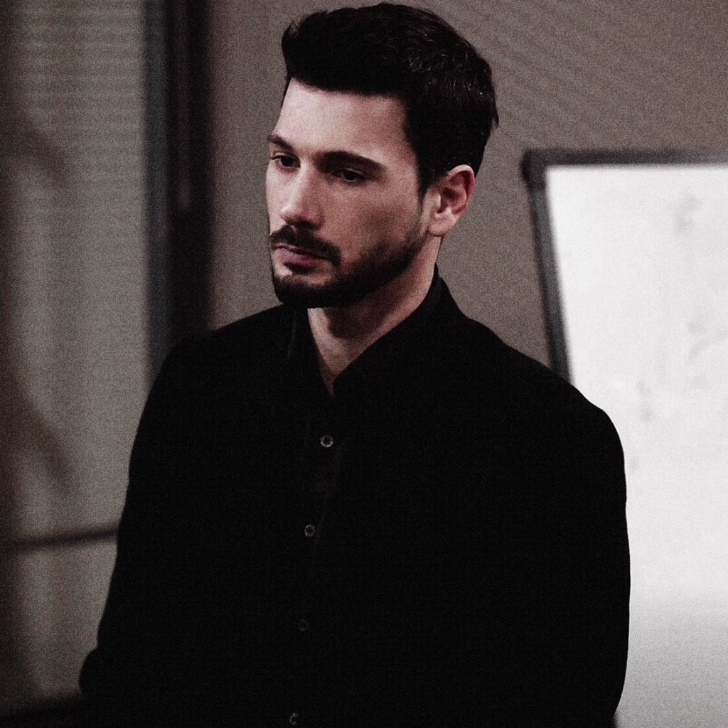 • ˻ #DenizCanAktaş , #HudutsuzSevda ˺ 
he's so attractive 😮‍💨❤️‍🔥🤙🏻'