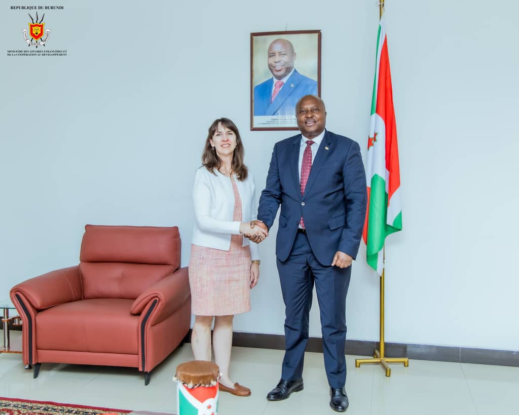 AgasekeTv's tweet photo. #Burundi: Le ministre du @MAEBurundi @AShingiro a reçu en audience, ce 20/02/2025, l'ambassadeur des Etats-Unis d'Amérique au #Burundi Mme Lisa Peterson.Les deux dignitaires ont échangé sur des sujets bilatéraux, régionaux et globaux d'intérêt commun.@BurundiGov https://t.co/aqtlcKHg7s