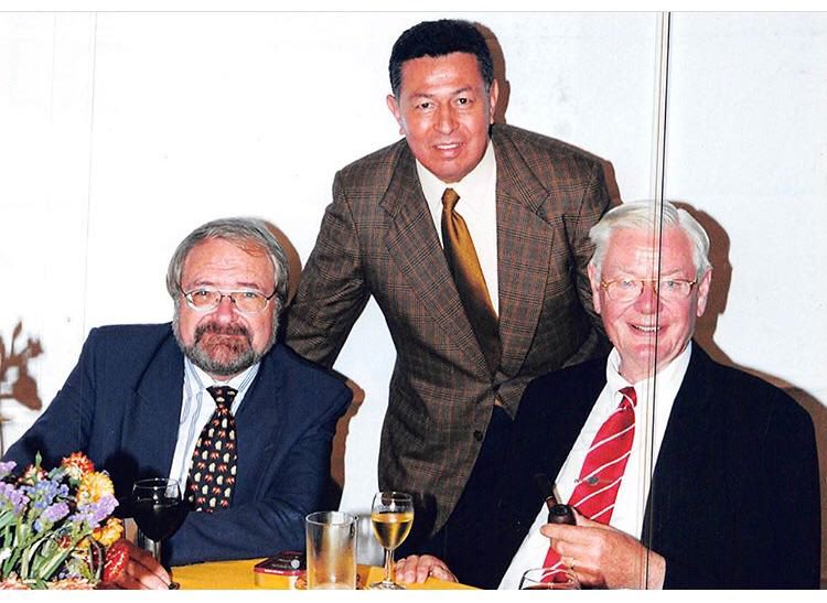 Acompañamos en oración a la familia y personas queridas del profesor #ClausRoxin, un gran referente de la dogmática jurídico penal contemporánea. De izquierda a derecha, doctores Bernd Schünemann 🇩🇪, José Héctor Carreón 🇲🇽 y Claus Roxin 🇩🇪.