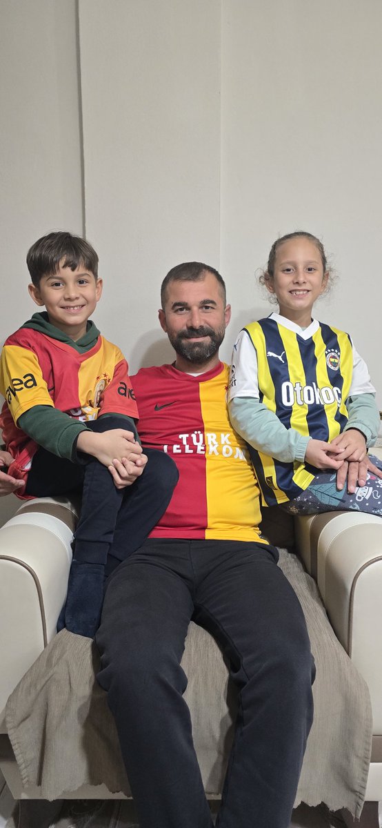 “Umut parayla alınmaz; yürekten doğar, inançla büyür. Biz sizlere inandık, sizler de inanın.
Neden olmasın ki?”
#BugünGünlerdenGALATASARAY