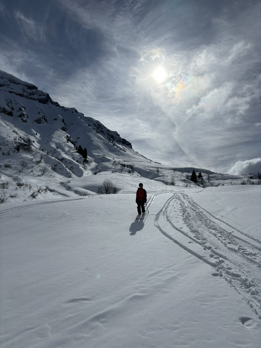 Bit warm for good snow but stunningly beautiful with Tim, Steph and Holly #skitouring #skirando #hautesavoie 🇫🇷