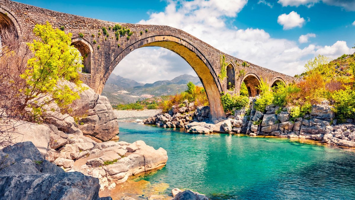 If you love holidays with mountainous landscapes, jaw-dropping lakes &amp; plenty of outdoor activities then #Albania is the answer. Find out why it’s one of the best destinations for adventurous holidaymakers 🇦🇱 weather2travel.com/blog/why-alban… <a href="/Diana_Jarvis/">Diana</a>