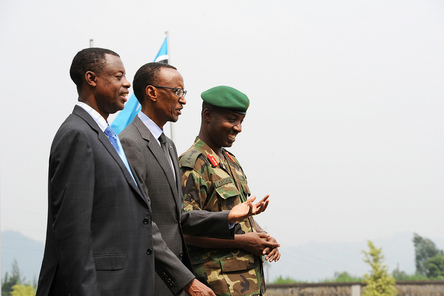 LitsaniChoukran's tweet photo. 🧵 THREAD : Pourquoi les USA ont-il sanctionné James Kabarebe  comme "le cerveau moteur" derrière les actions du M23 pilotées depuis Kigali et quel est son rôle dans l’agression de la RDC ? 🇨🇩🔥

🔴 1/ Les États-Unis 🇺🇸 viennent d’imposer des sanctions à James Kabarebe, ministre d’État rwandais à l’intégration régionale et architecte militaire du soutien de Kigali au M23. Mais qui est-il vraiment et pourquoi son rôle est-il central dans l’occupation de l’Est de la RDC ? ⬇️