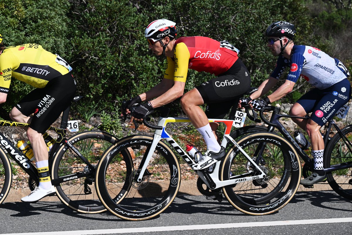 TeamCOFIDIS's tweet image. Dylan Teuns termine 15e de cette étape reine, en réalisant toute la montée finale dans le premier groupe de poursuivants, à quelques secondes des hommes de tête. 

Notre grimpeur belge occupe la même position au classement général.

#VoltaAoAlgarve 📷 Getty Images