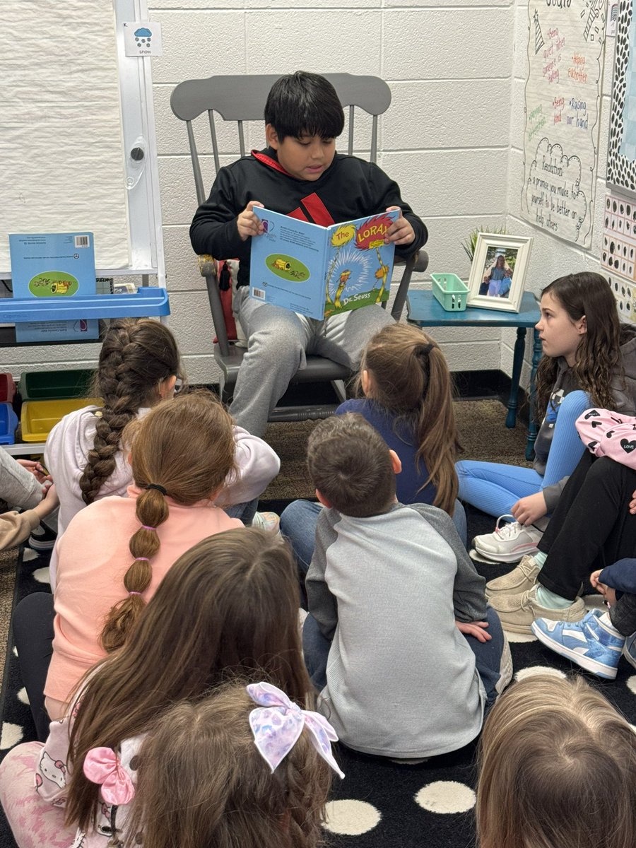 dclingingsmith1's tweet image. Jhonny saved his star bucks to read to our class today! He did a great job!! ❤️ #starexperience #guestreader #enjoytheview @VV_Voyagers @VVHumphries5