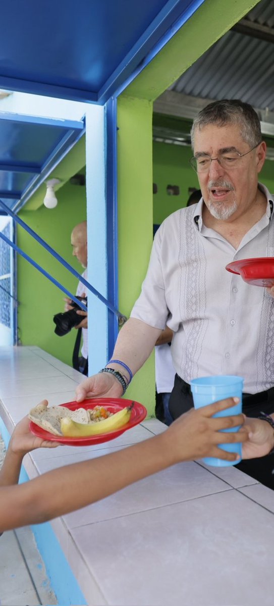 liberemosgt's tweet photo. Que mierda hay q ser para tener la cara de ir a ver unos niños, darles 5 gramos de arroz, 2 tortillas y 1 banano

Que HDP sos @BArevalodeLeon https://t.co/LWIBWyPTHb
