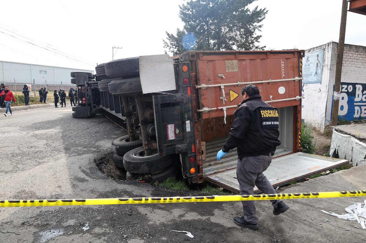 cdmxof's tweet image. 💥🚛Un joven estudiante mur¡0 y uno más resultó lesionado, luego de que ayer se registrara una volcadura de un tráiler sobre la avenida Boulevard Aeropuerto, en #Toluca #Edomex. La pesada unidad intentaba girar para tomar la calle cuando la caja del tráiler colapsó.