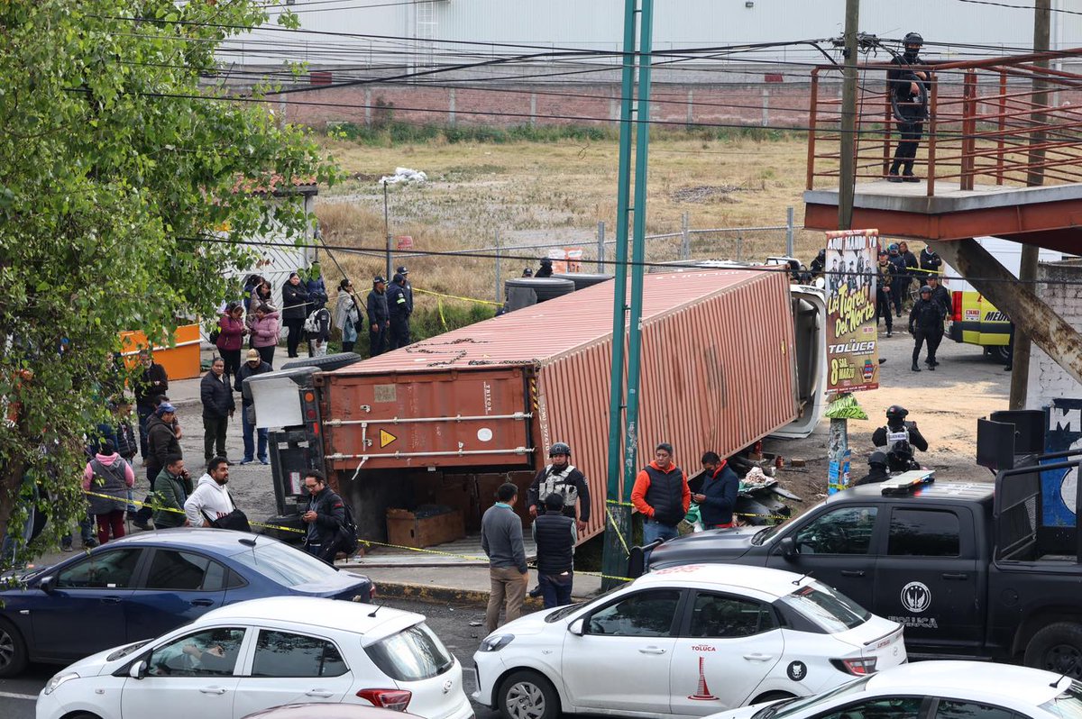 cdmxof's tweet image. 💥🚛Un joven estudiante mur¡0 y uno más resultó lesionado, luego de que ayer se registrara una volcadura de un tráiler sobre la avenida Boulevard Aeropuerto, en #Toluca #Edomex. La pesada unidad intentaba girar para tomar la calle cuando la caja del tráiler colapsó.