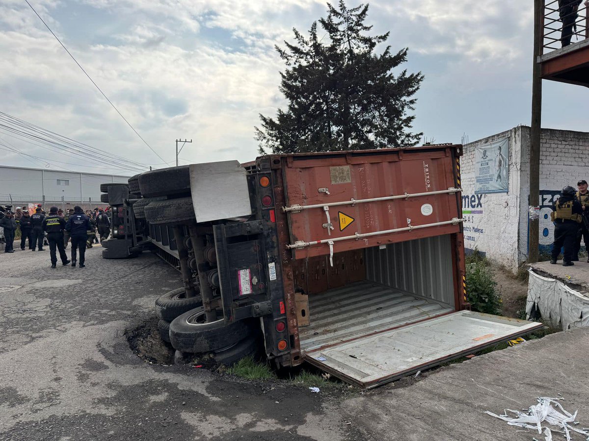 cdmxof's tweet image. 💥🚛Un joven estudiante mur¡0 y uno más resultó lesionado, luego de que ayer se registrara una volcadura de un tráiler sobre la avenida Boulevard Aeropuerto, en #Toluca #Edomex. La pesada unidad intentaba girar para tomar la calle cuando la caja del tráiler colapsó.