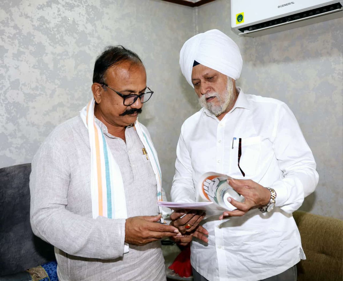 Pushpendra19753's tweet photo. माननीयश्री @harshsapkal  जी अध्यक्ष @INCMaharashtra जी को "शिदोरी"मासिक पत्रिका पुस्तक भेंट करते हुए आदरणीय श्री @dramarjitmanhas जी,कोषाध्यक्ष,महाराष्ट्र जिसमे  किए गए कार्यो का उल्लेख  है @RahulGandhi  @kharge  @chennithala  @NANA_PATOLE  @prithvrj  @Chandore_INC @INCMumbai https://t.co/BWqZt41kIX