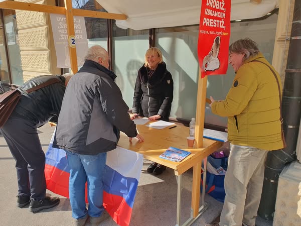 V Celju začetek zbiranja podpisov za referendum!
Dragi prijatelji, podporniki in vsi, ki vam ni vseeno!
Danes smo v Celju začeli zbirati podpise za razpis referenduma proti nepravični delitvi javnega denarja in privilegijem peščice izbrancev!