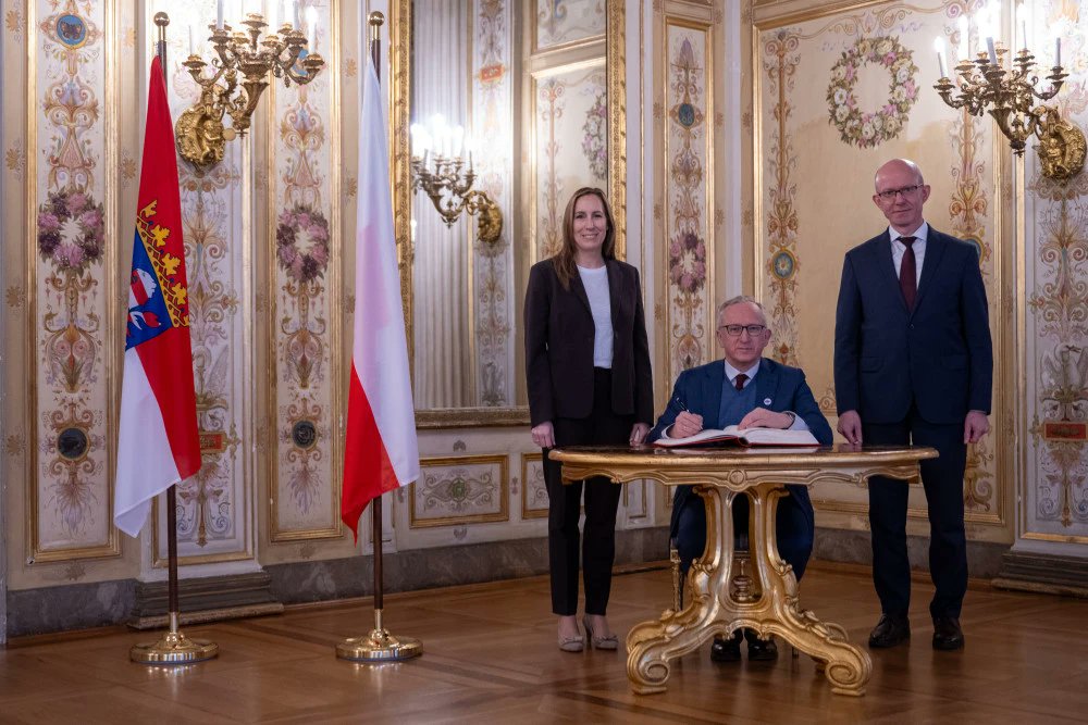 Landtagspräsidentin Astrid Wallmann hat heute den 🇵🇱CDA Jan Tombiński und Generalkonsul Marek Głuszko im <a href="/Landtag_Hessen/">Hessischer Landtag</a> empfangen.

Geschäftsträger a.i. Tombiński besuchte den Europaausschuss, sowie den Parlamentarischen Freundeskreis Polen, Tschechien, Slowakei, Ungarn,