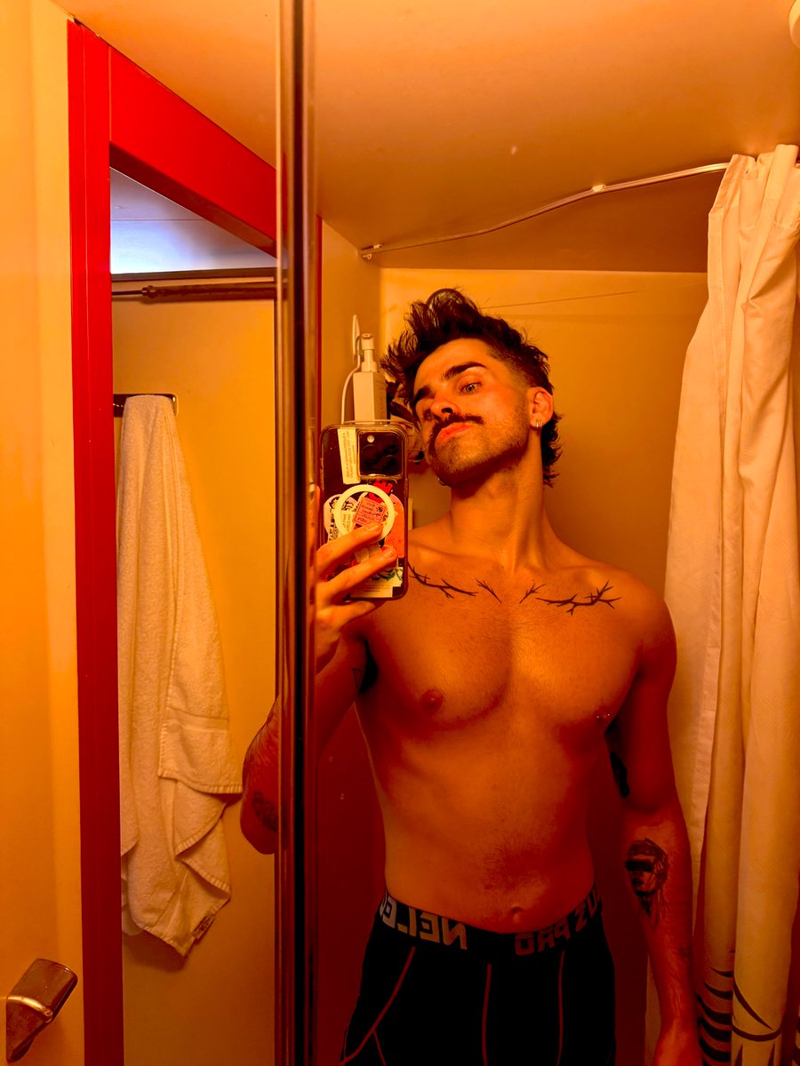 ThorinEmerald's tweet photo. Bed head and boobies https://t.co/Umg7RJhUKU