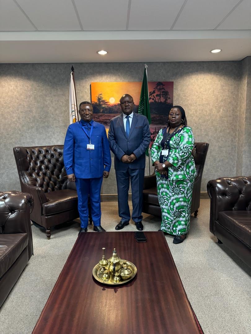 ngoyikasanji11's tweet photo. La diplomatie parlementaire nous a conduit ce jour auprès du président du parlement panafricain pour faire cesser les bruits des armes et trouver les solutions de paix durable dans notre pays.
Il faut agir en toute urgence a déclaré le président du PAP . Nous suivons de près. https://t.co/Pga5tKIiZf