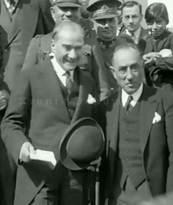"Bazı insanların gülüşü dünyanın en güzel manzarası olabilir."

ATAM! 😊🇹🇷