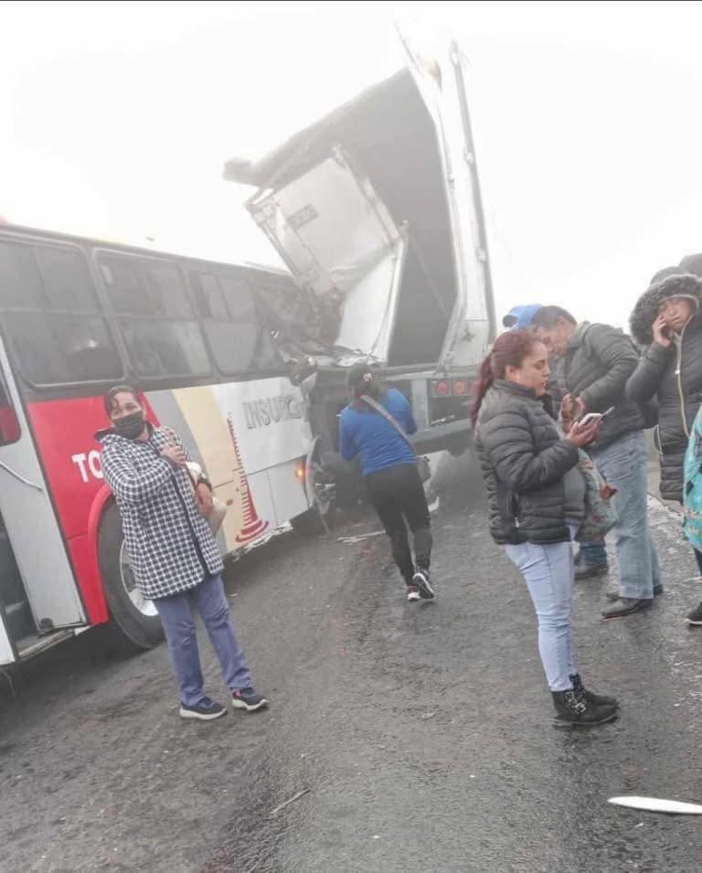 cdmxof's tweet image. 💥🚌Esta mañana se registró un fuerte choque de un autobús de pasajeros contra un trailer, que dejo a 40 perdonas lesionadas, sobre la carretera libre #Toluca-#Ixtlahuaca, a altura de Santa Juana Segunda Sección. #SUEM y Protección Civil de #AlmoloyaDeJuárez apoyaron en el lugar.