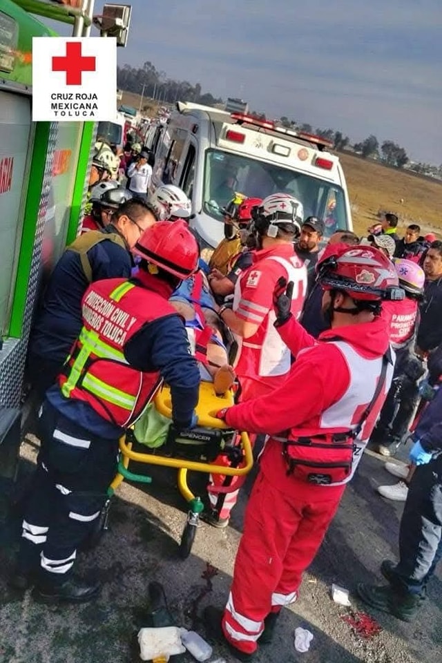 cdmxof's tweet image. 💥🚌Esta mañana se registró un fuerte choque de un autobús de pasajeros contra un trailer, que dejo a 40 perdonas lesionadas, sobre la carretera libre #Toluca-#Ixtlahuaca, a altura de Santa Juana Segunda Sección. #SUEM y Protección Civil de #AlmoloyaDeJuárez apoyaron en el lugar.