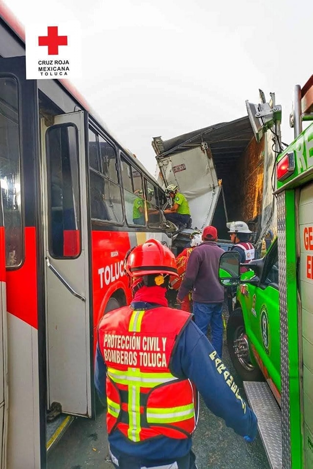 cdmxof's tweet image. 💥🚌Esta mañana se registró un fuerte choque de un autobús de pasajeros contra un trailer, que dejo a 40 perdonas lesionadas, sobre la carretera libre #Toluca-#Ixtlahuaca, a altura de Santa Juana Segunda Sección. #SUEM y Protección Civil de #AlmoloyaDeJuárez apoyaron en el lugar.