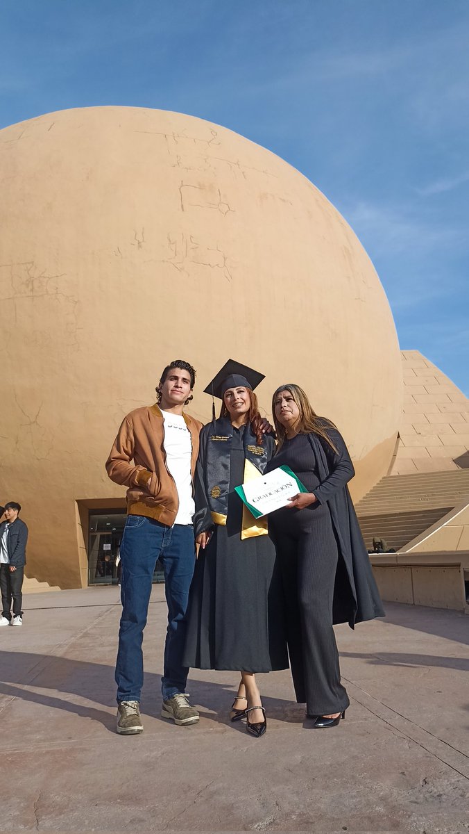 deibons's tweet photo. At my sister's college graduation. https://t.co/Zrg0Rh7u3U