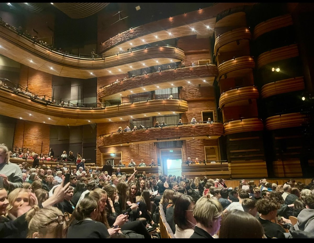 HReesEng's tweet image. Year 10 enjoyed a fantastic performance of An Inspector Calls this afternoon at @theCentre We all loved the Welsh inspector! 🏴󠁧󠁢󠁷󠁬󠁳󠁿 @aninspector @starchsch