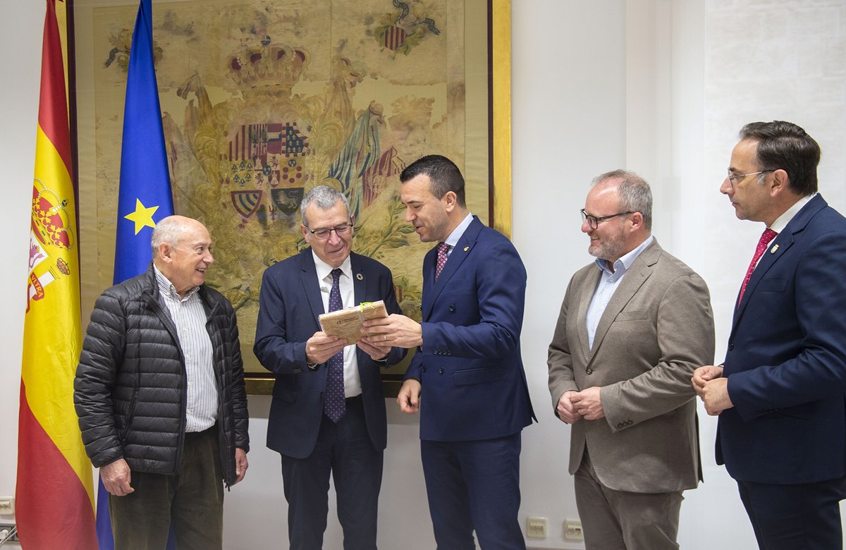 Centro de Innovación Territorial RuralTEC (@rural_tec) on Twitter photo 👋<a href="/dipvalencia/">Diputació de València</a> y <a href="/mitecogob/">Transición Ecológica y Reto Demográfico</a> firman el convenio para crear el primer Centro de #Innovación Territorial de la Comunidad Valenciana en <a href="/ArasdelosOlmos1/">Aras de los Olmos</a> y #VentadelMoro #Innovación #TerritorioRural <a href="/Pacoboya/">Francés Boya Alós</a> <a href="/luisfranvdm/">Luisfran</a> <a href="/ceeivalencia/">CEEI Valencia</a> <a href="/RuralTerritorio/">Territorio Rural Inteligente</a> ruraltec.es/la-diputacion-… 👋<a href="/dipvalencia/">Diputació de València</a> y <a href="/mitecogob/">Transición Ecológica y Reto Demográfico</a> firman el convenio para crear el primer Centro de #Innovación Territorial de la Comunidad Valenciana en <a href="/ArasdelosOlmos1/">Aras de los Olmos</a> y #VentadelMoro #Innovación #TerritorioRural <a href="/Pacoboya/">Francés Boya Alós</a> <a href="/luisfranvdm/">Luisfran</a> <a href="/ceeivalencia/">CEEI Valencia</a> <a href="/RuralTerritorio/">Territorio Rural Inteligente</a> ruraltec.es/la-diputacion-…
