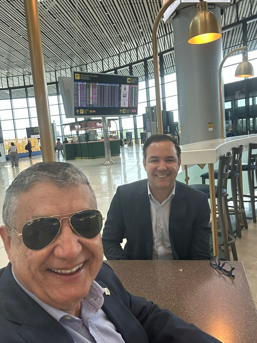 DeliaCalcao2's tweet photo. Nuestro Secretsrio  General Johnny Pujols y  y nuestro Secretario de relaciones internacionales el Diputado Gustavo Sánchez esperando por un café en el aeropuerto de Tucumán en Panama.🇩🇴🇩🇴🇩🇴🇩🇴🇩🇴
 ⁦@DaniloMedina⁩ ⁦@JohnnyPujols⁩⁦@GustavoSanchezq⁩ https://t.co/6UO5Swu3DO