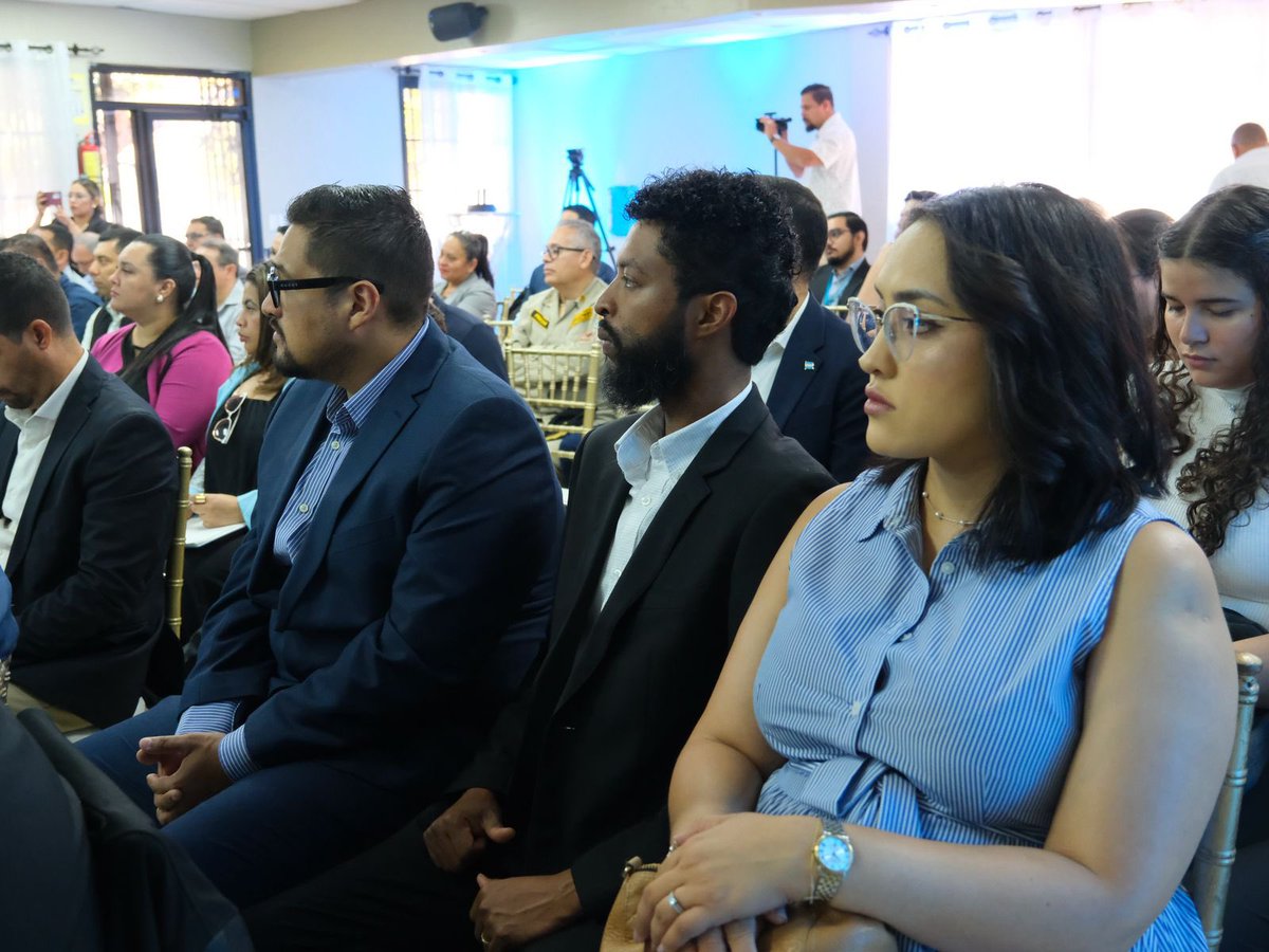 CREE_HONDURAS's tweet photo. El Comisionado de la CREE, Ing. Leonardo Deras, junto con los Directores de Planificación y Coordinación de la Gestión, Fiscalización, y colaboradores de la Comisión, participaron en el cierre del proyecto de Cooperación Triangular: Promoción de la Movilidad Eléctrica en Honduras, liderado por la Secretaría de Energía y financiado por el Ministerio Federal de Cooperación Económica y Desarrollo de Alemania (BMZ) y la Agencia Alemana para la Cooperación Internacional (GIZ).