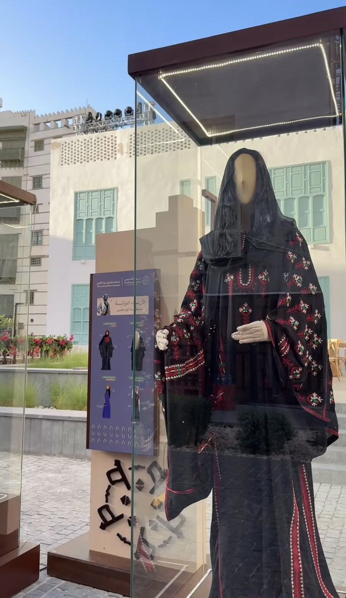 Historiaarabi's tweet photo. من الأزياء النسائية التقليدية في السعودية 🇸🇦

زي نسائي من منطقة نجد
زي نسائي من منطقة الشمال https://t.co/MyY6SIb9Xr