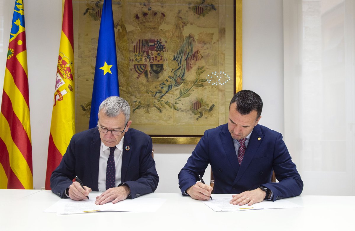 dipvalencia's tweet photo. 🏛️📍 La @dipvalencia i el @mitecogob firmen el conveni per a crear un Centre d'Innovació Territorial en Aras de los Olmos.

📄🫱🏻‍🫲🏼 @Vicente_Mompo_ i Paco Boya formalitzen la creació del primer espai d'estes característiques en la província de València.

➕ℹ️ https://t.co/GiM4DwfGf1 https://t.co/YwEHzk8qyL
