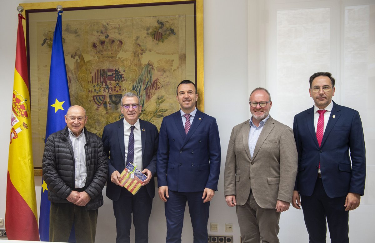 dipvalencia's tweet photo. 🏛️📍 La @dipvalencia i el @mitecogob firmen el conveni per a crear un Centre d'Innovació Territorial en Aras de los Olmos.

📄🫱🏻‍🫲🏼 @Vicente_Mompo_ i Paco Boya formalitzen la creació del primer espai d'estes característiques en la província de València.

➕ℹ️ https://t.co/GiM4DwfGf1 https://t.co/YwEHzk8qyL