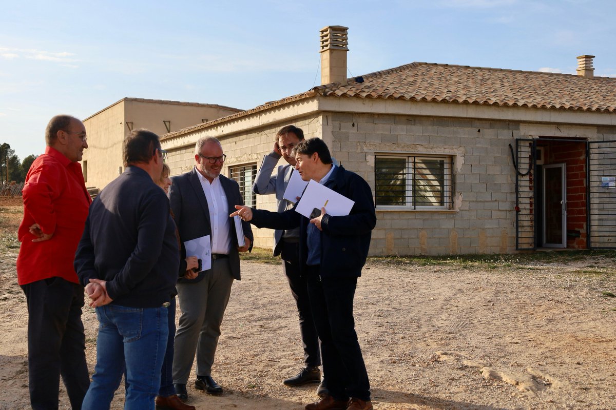 dipvalencia's tweet photo. 🏛️📍 La @dipvalencia i el @mitecogob firmen el conveni per a crear un Centre d'Innovació Territorial en Aras de los Olmos.

📄🫱🏻‍🫲🏼 @Vicente_Mompo_ i Paco Boya formalitzen la creació del primer espai d'estes característiques en la província de València.

➕ℹ️ https://t.co/GiM4DwfGf1 https://t.co/YwEHzk8qyL