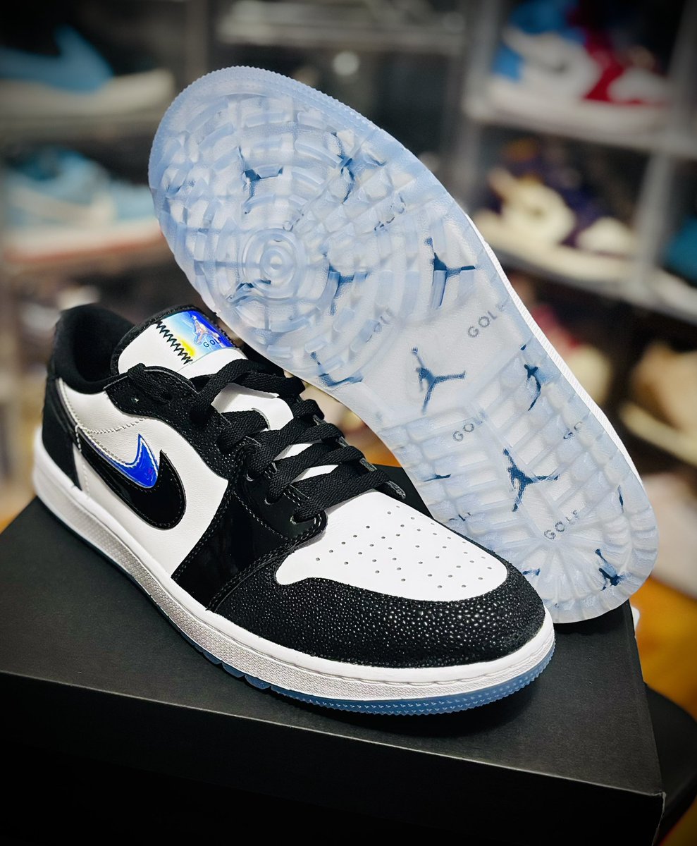 chopboi612's tweet photo. Day 2/18 Countdown to AZ: The Jordan 1 Low Golf Endless Pursuit Pack. The use of iridescence throughout, Black patent leather and double Swoosh set these Spikeless apart. The Icy Jumpman translucent outsole flashes ‘em on ur follow thru🏌️♂️ #FreshFore @9INESGOLF https://t.co/2hpYo1tC6r