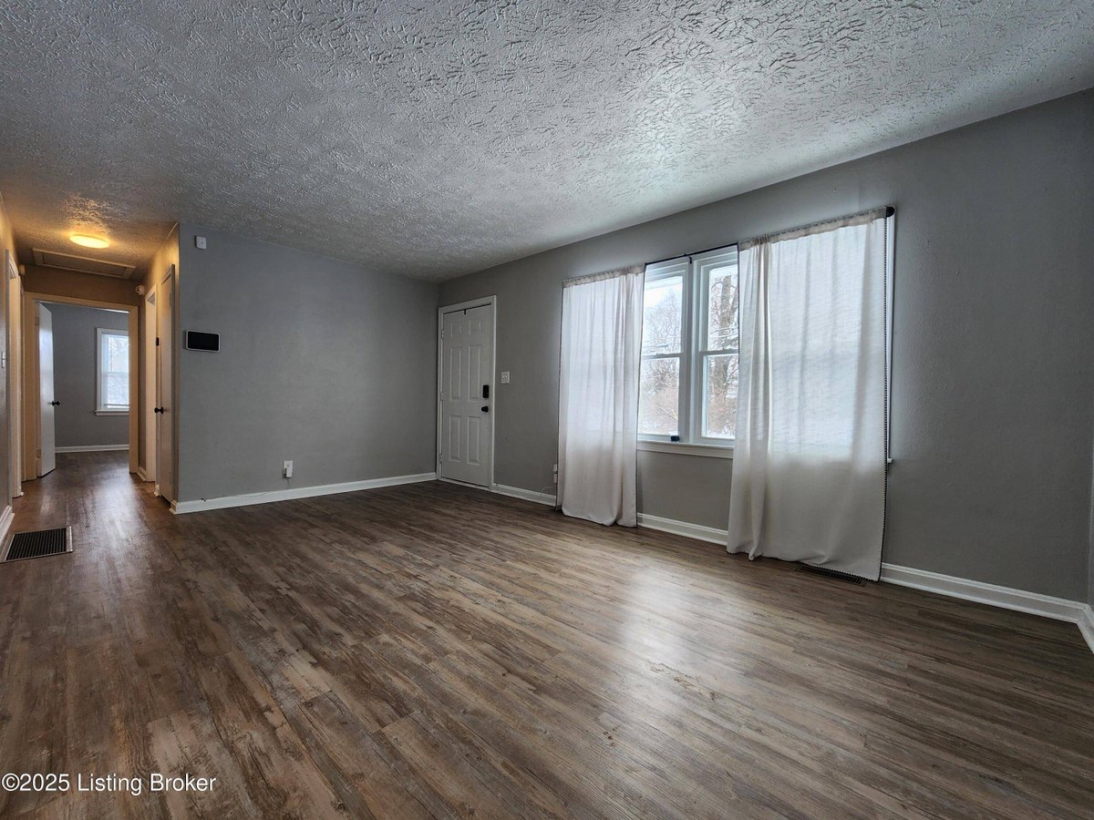closing_ky's tweet photo. 310 Village Dr, Elizabethtown, KY 42701 just hit the market!
🛏 2
🛁 2.0
🏡 1,641
❤️ $209,900
Take a look at this incredible place!: https://t.co/YXmdTXiYbj https://t.co/yYwk5oWtXV