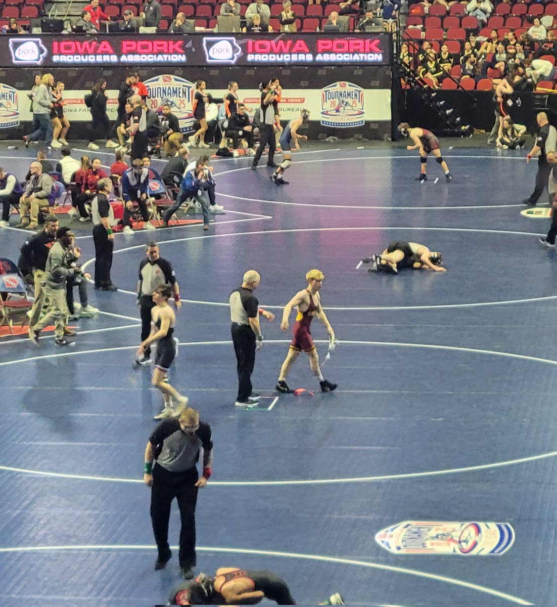 Ankeny_Hawks's tweet photo. @ankenywrestling gets a 19-4 TF from Truman Folkers and he will wrestle in the semifinals tomorrow! #FeathersFly #trustfamilybelievehawks https://t.co/c3koRoTEMy
