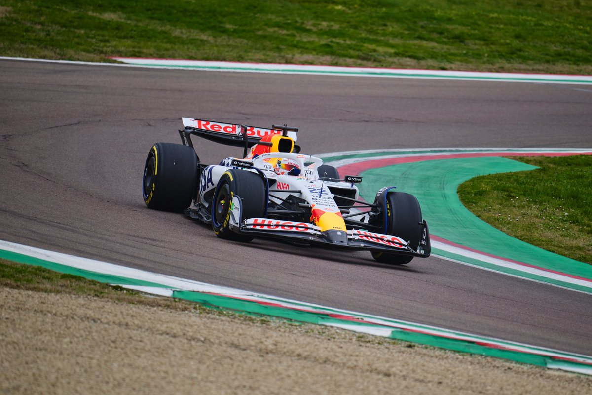 F1's tweet photo. That glorious Racing Bulls livery - lighting up Imola Circuit 😍

#F1 @visacashapprb https://t.co/rgdOZdrO5s